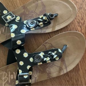 Flower blowfish sandals